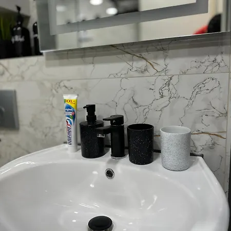 Modern Neuburg P - - 2 Zimmer, Komfort, Balkon, Wi-fi, Smart Tv, Grosse Dusche, Kueche *