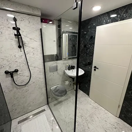 Modern Neuburg P - - 2 Zimmer, Komfort, Balkon, Wi-fi, Smart Tv, Grosse Dusche, Kueche Apartment *