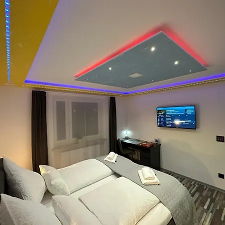Modern Neuburg P - - 2 Zimmer, Komfort, Balkon, Wi-fi, Smart Tv, Grosse Dusche, Kueche *